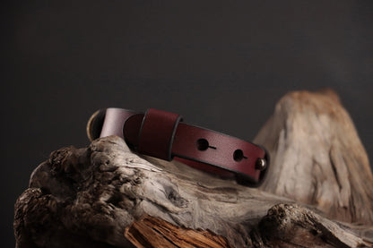 Profile of oxblood leather collar showing all design elements.